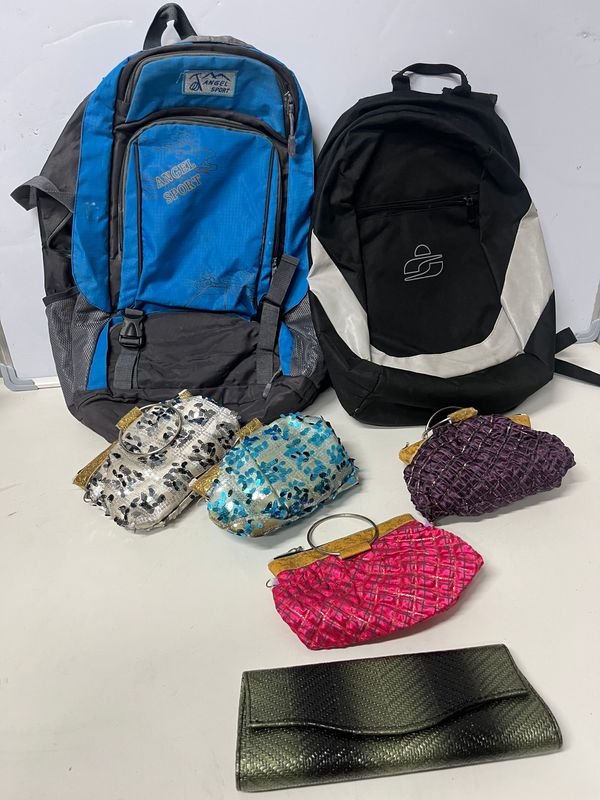 Dos Mochilas y Cinco Carteras Variadas - imagen 1
