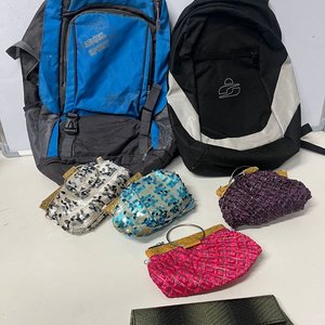 Dos Mochilas y Cinco Carteras Variadas - imagen 1
