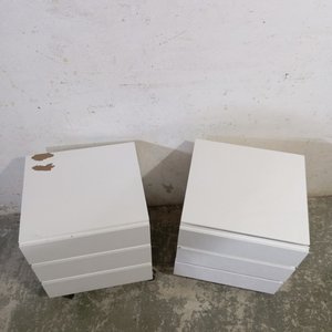 Juego de 2 Mesitas de Noche Blancas con 3 Cajones y Ruedas - imagen 8