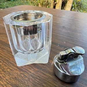 ensendedor de mesa vintage con una base de vidrio y mecanismo de ensendido metalico (estilo correspondiente al de los años 70) - imagen 2