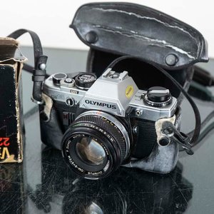 Cámara Olympus OM10 con Flash y Estuche Vintage - imagen 2