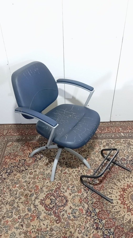 Sillón de peluquería estructura metal tapizado azul - imagen 4