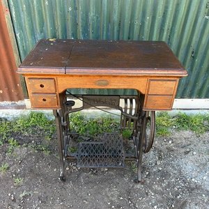 Mueble de Máquina de Coser Antigua con Pedal - imagen 1