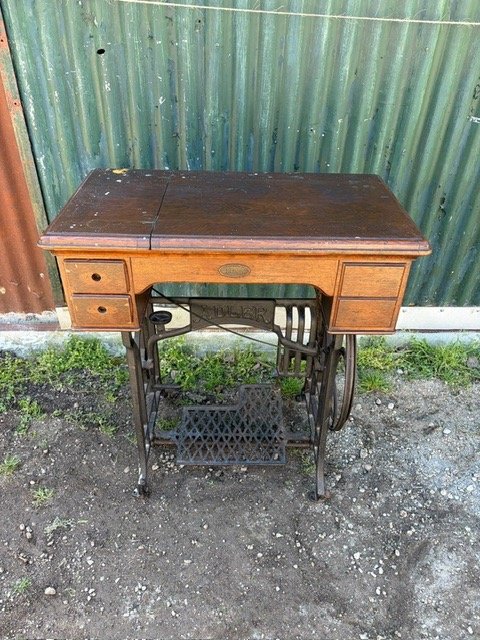 Mueble de Máquina de Coser Antigua con Pedal