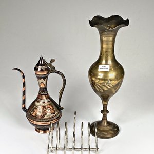 Lote siguiente: Juego de 3 piezas: Cafetera de cobre y metal, florero de bronce y porta tostadas de metal
