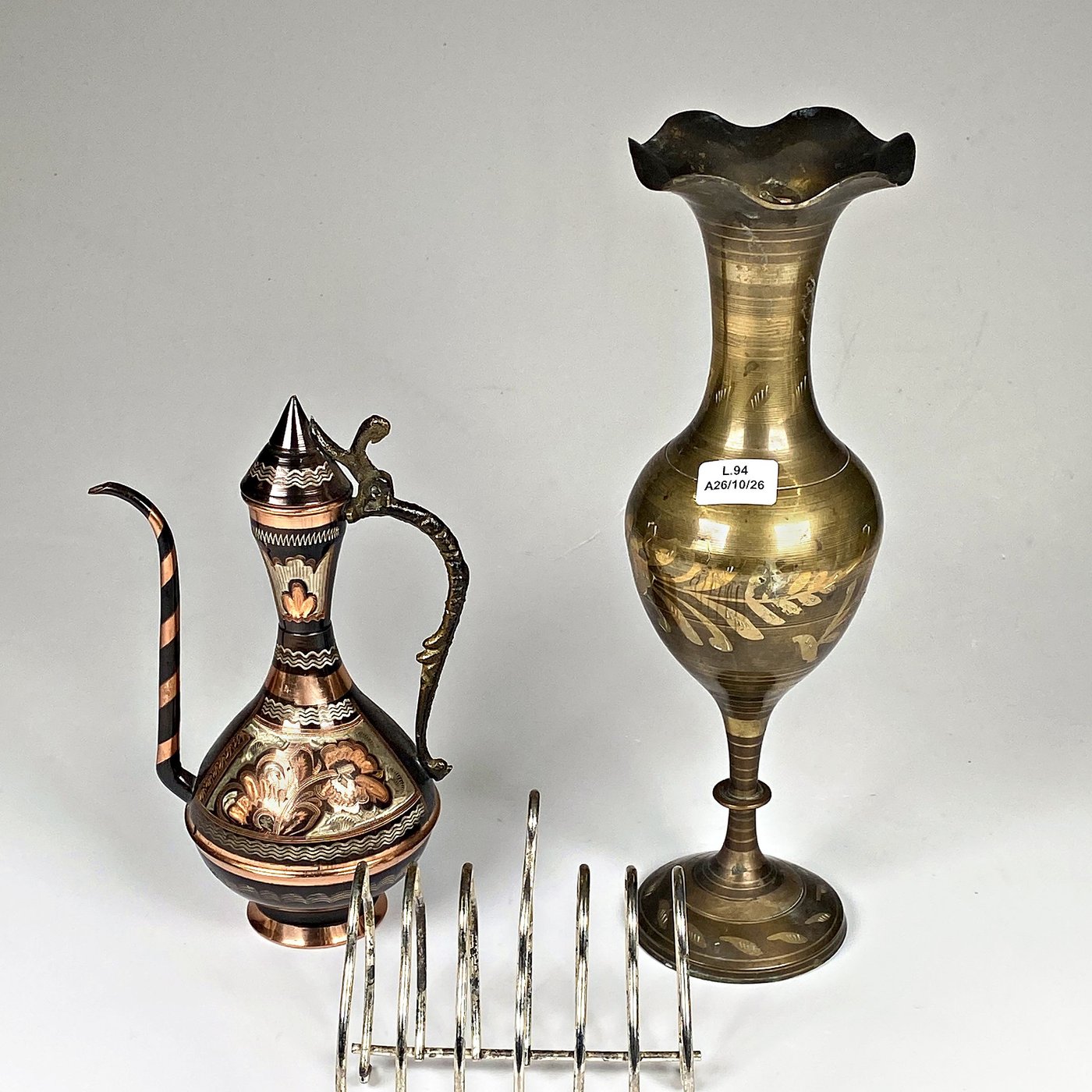 Juego de 3 piezas: Cafetera de cobre y metal, florero de bronce y porta tostadas de metal