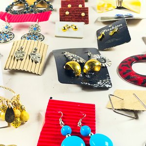 Lote Variado de Pares de Aretes y Accesorios - imagen 3