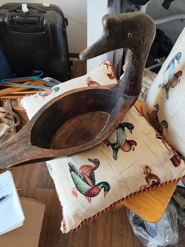 LINDO ADORNO PATO EN MADERA Y ALMOHADONES DISEÑO PATO - imagen 1