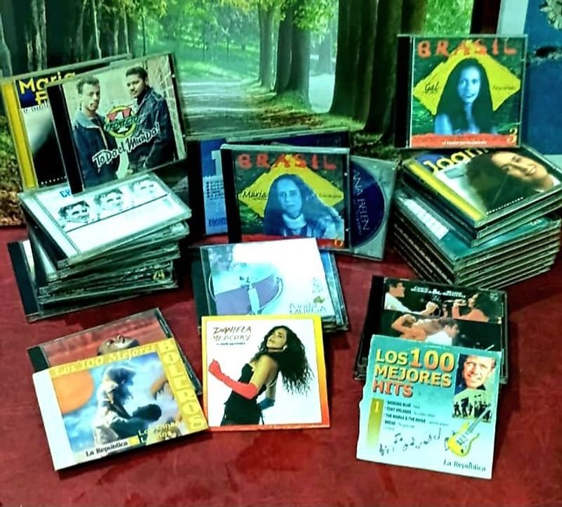 Colección de CDs con música variada