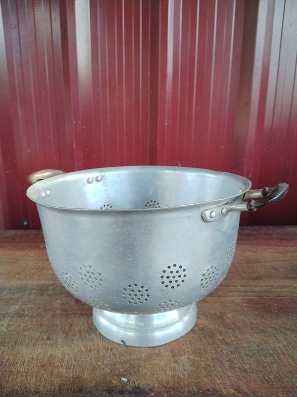 Colador de aluminio EGAM - Colador con agujeros para drenar agua - imagen 1