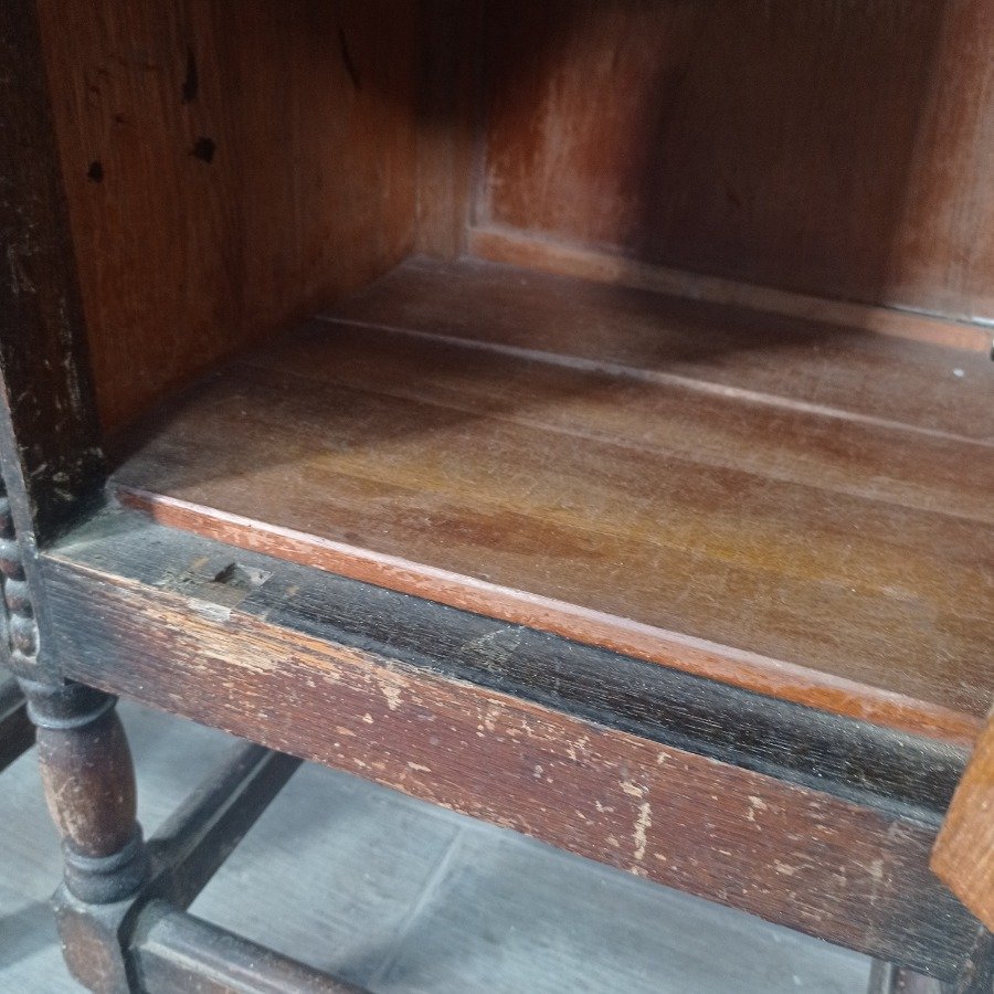Par de mesas de luz de madera de roble con detalles decorativos - imagen 4