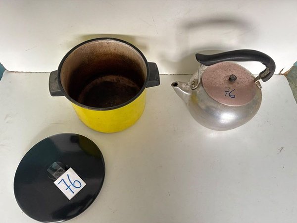 Olla Esmaltada Amarilla con Tapa Negra y Caldera de Aluminio - imagen 1