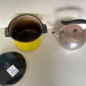Olla Esmaltada Amarilla con Tapa Negra y Caldera de Aluminio - imagen 1