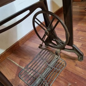 Antigua Máquina de Coser a Pedal Romanoni con Mueble de Madera y Hierro Fundido - imagen 4