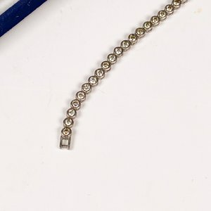 Dos Pulseras: Brazalete Dorado Enchapado y Pulsera Metálica con Circones - imagen 3