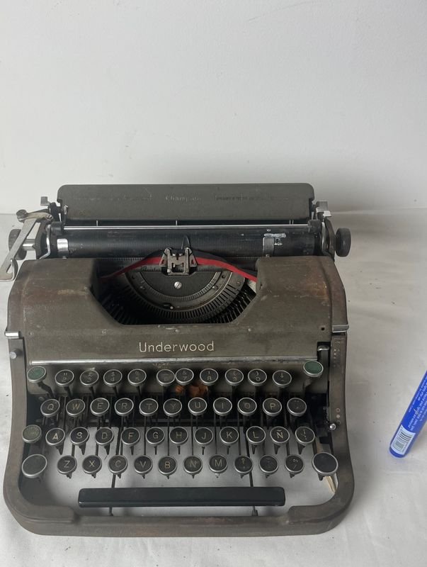 Lote anterior: Máquina de escribir Underwood antigua