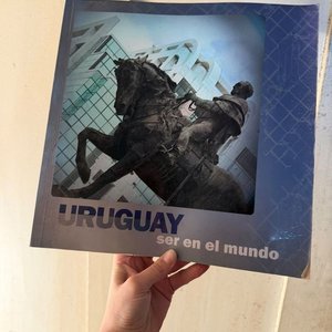 Lote siguiente: Libro "Uruguay Ser en el Mundo" con Imagen Ecuestre
