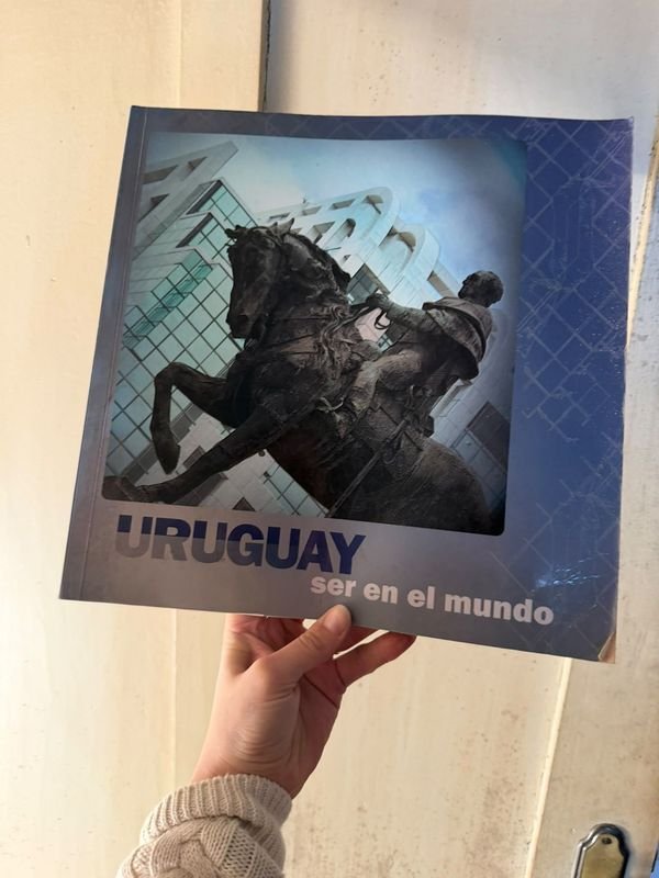 Libro "Uruguay Ser en el Mundo" con Imagen Ecuestre