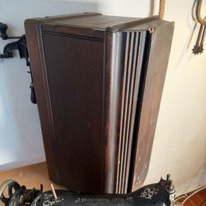 2 Máquinas de Coser Antiguas Singer sobre Mesa de Hierro con Pedal - imagen 9