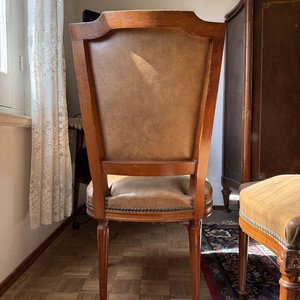 Juego de Comedor Clásico: Mesa y 6 Sillas de Madera con Incrustaciones y Tapizado de Cuero - imagen 15