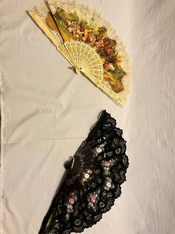 Lote de dos abanicos plegables de estilo clásico