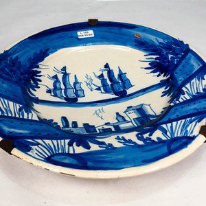 Plato de Cerámica Esmaltada con Motivo de Barcas, Blanco y Azul, 32 cm - imagen 3