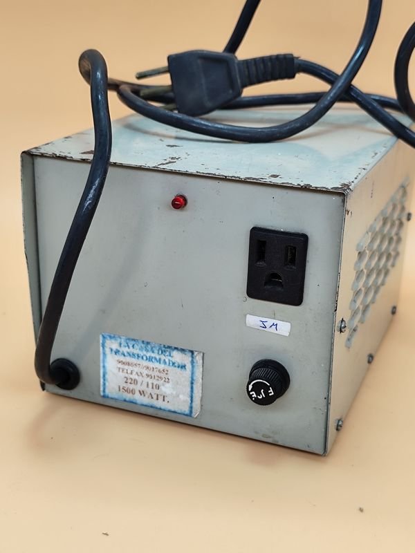 Transformador 220 a 110 voltios con selector frontal y toma de salida - imagen 2