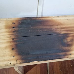 Banquetas de Madera Clara con Quemadura Visible - imagen 4