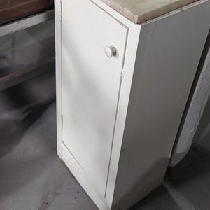 Lote siguiente: Mueble Blanco con Mesada de Mármol y Una Puerta