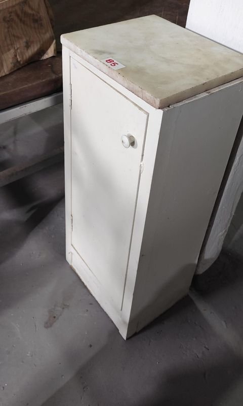 Mueble Blanco con Mesada de Mármol y Una Puerta
