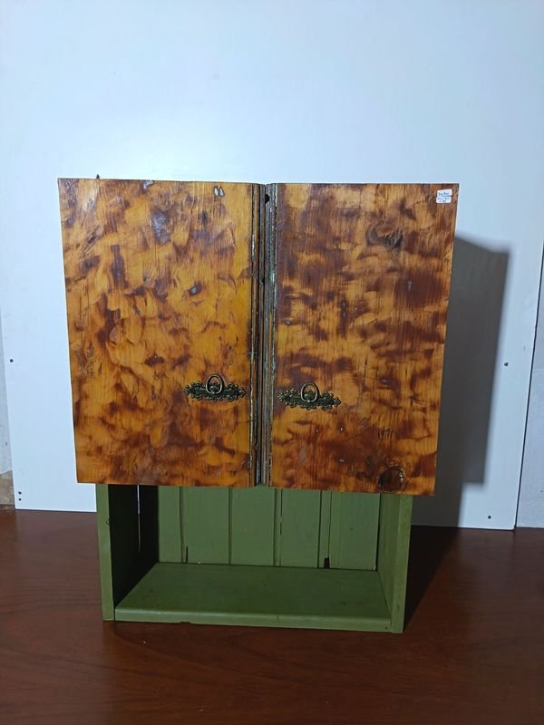 Botiquín o Estante Rústico de Madera con Puertas y Estantes Interiores