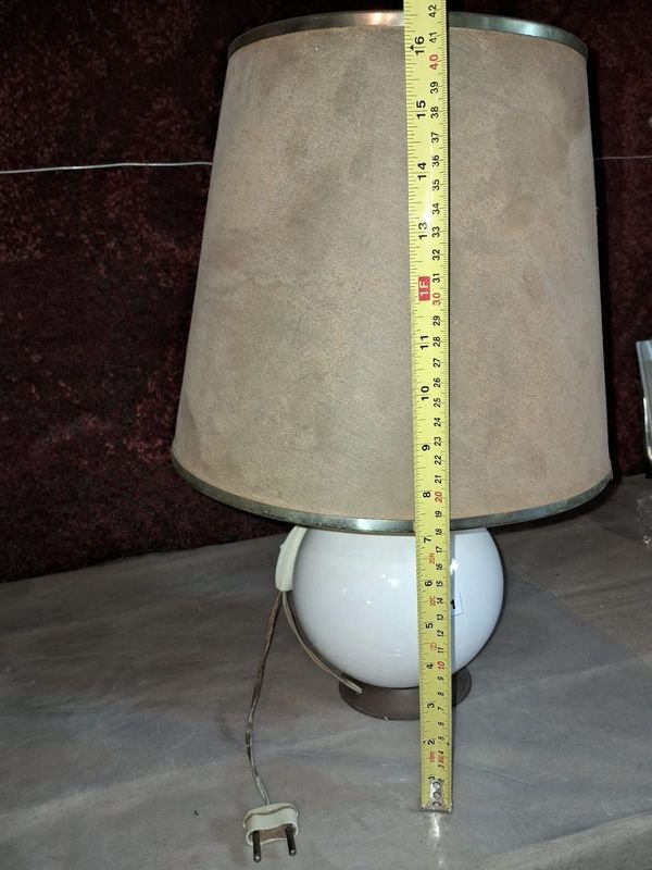 Lote siguiente: Lámpara de mesa con características únicas