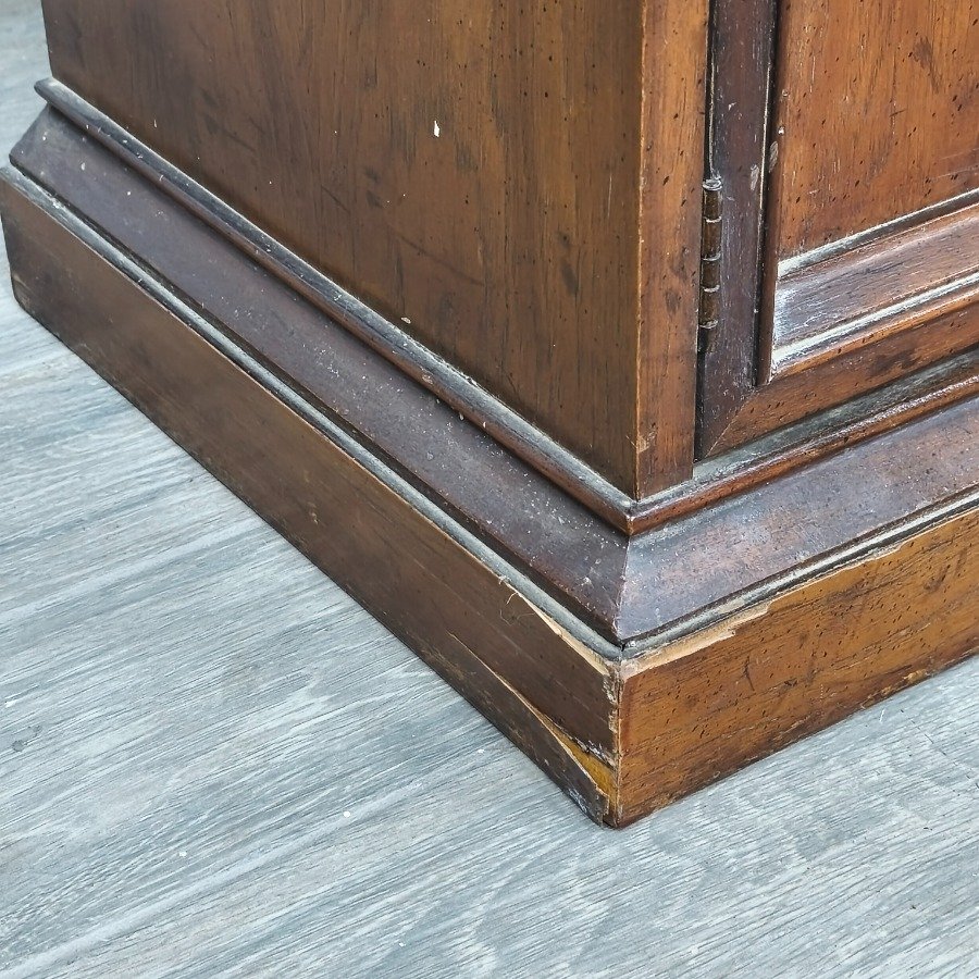 Muebles de Madera con Puertas de Vidrio y Estructura de Madera - imagen 23