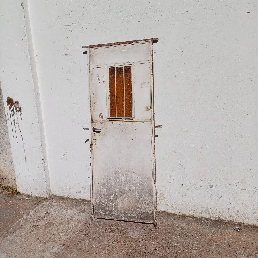 Puerta de hierro con marco, excelente estado - imagen 3