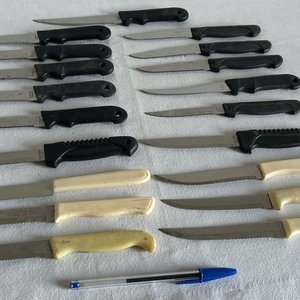 Lote de 16 Cuchillos con Mangos Negros y Marfil - imagen 3