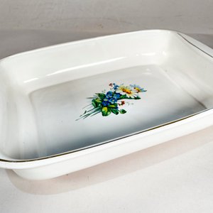 Dos Fuentes de Cerámica Blanca: Una Decorada con Flores y Otra con Borde Azul y Dorado - imagen 3