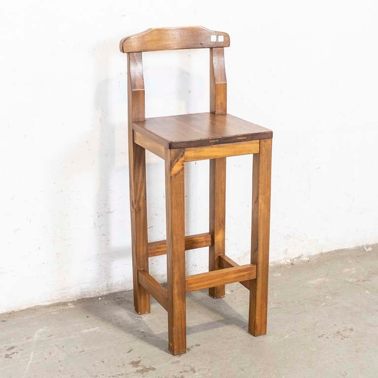 Silla Alta de Madera Rústica con Detalles