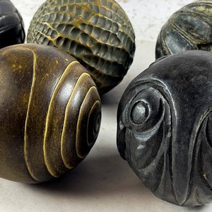 Seis Esferas Decorativas de Madera Tallada - imagen 3