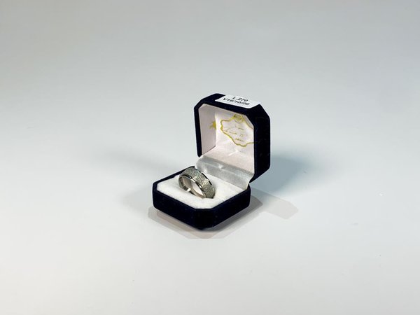 Anillo de Fantasía Plateado con Decoración en Relieve
