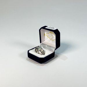 Anillo de Fantasía Plateado con Decoración en Relieve - imagen 1