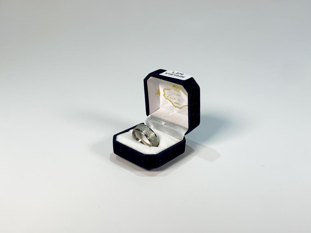Anillo de Fantasía Plateado con Decoración en Relieve