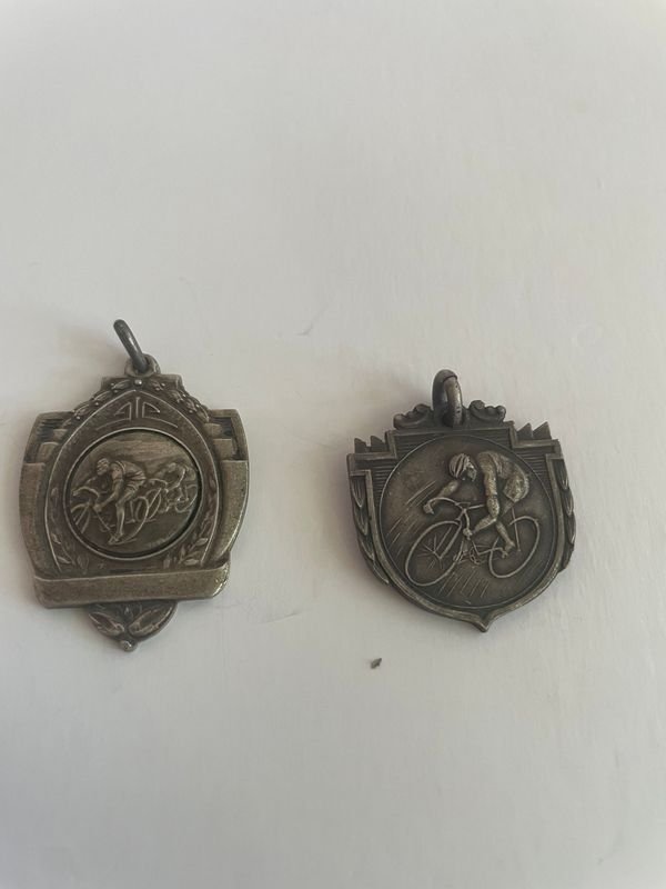 Lote de 2 Medallas Plateadas: Ciclismo y Turismo Colonia 1950 - imagen 1