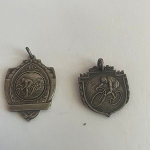Lote siguiente: Lote de 2 Medallas Plateadas: Ciclismo y Turismo Colonia 1950