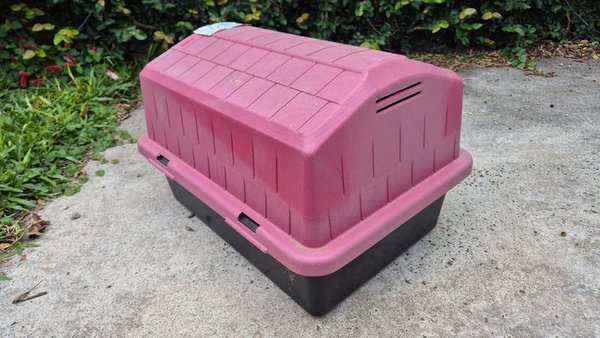 Casa de Perro de Plástico con Diseño de Granero - imagen 2