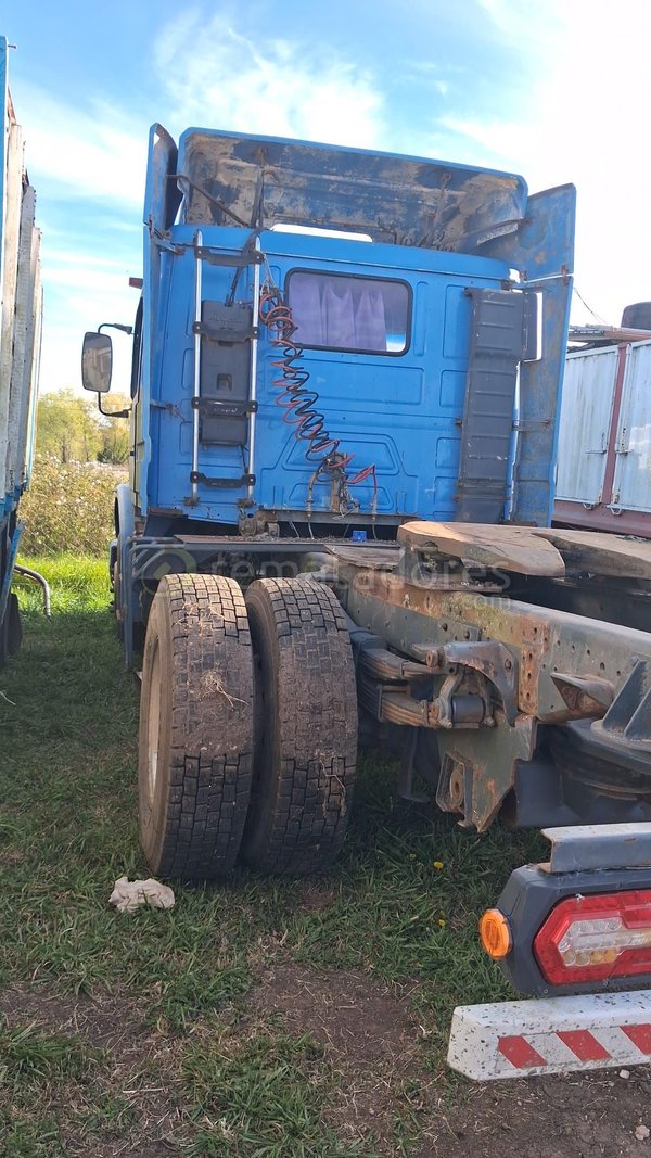 Camión Tractor Azul Sin Carga