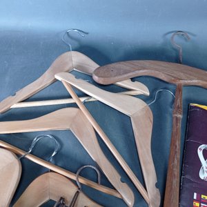 Nueve piezas: Album de FIFA Qatar 2022, éste está incompleto + 6 Perchas de madera para niño + Dos perchas en buen estado. - imagen 4