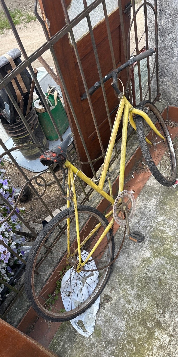 Bicicleta Amarilla Antigua