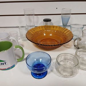 Lote de Cristalería y Vajilla: Fuente Ámbar, Tazas, Copas, Vasos y Más - imagen 2
