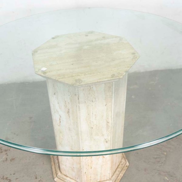 Mesa de comedor con tapa circular de vidrio biselado y pie central octogonal de mármol travertino - imagen 2