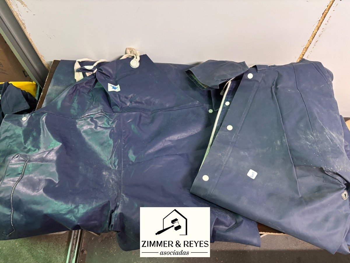 Conjunto Impermeable: Mameluco Azul y Botas Negras de Lluvia